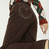 Braune, weite Jeans mit Herzstickerei